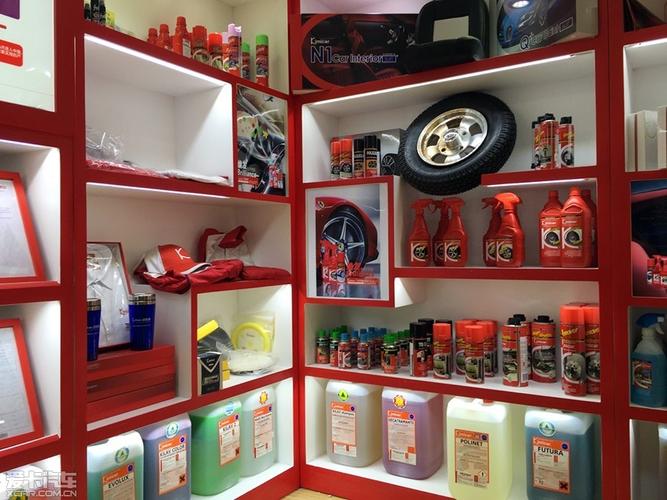 在2015年的雅森国际汽车用品展览会上,来自意大利的汽车美容机构:迈凯
